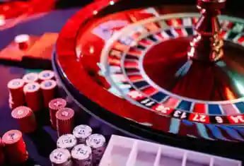 Pemain menikmati permainan slot online dan sportsbook dari mobile dengan antarmuka ks0303 yang responsif dan mudah digunakan